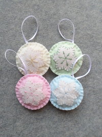 Set of 4 Pastel Holiday Felt Ball Ornaments DIY Kit 