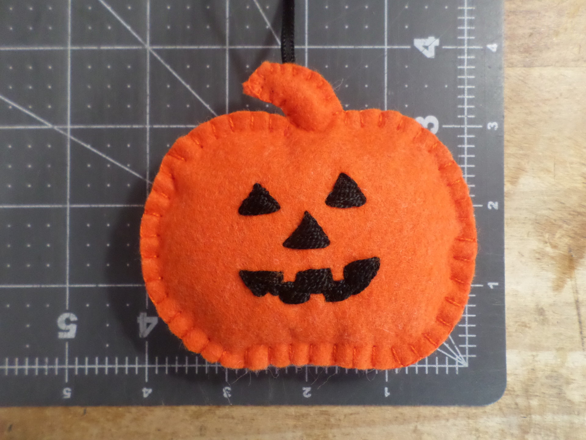 Jack O'Lantern Pumpkin Halloween Felt Holiday Ornament DIY Kit 